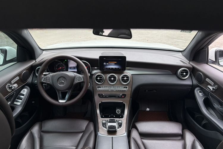 Used Mercedes-Benz GLC 2017 GLC 300 4MATIC Sport Edition Interior 8