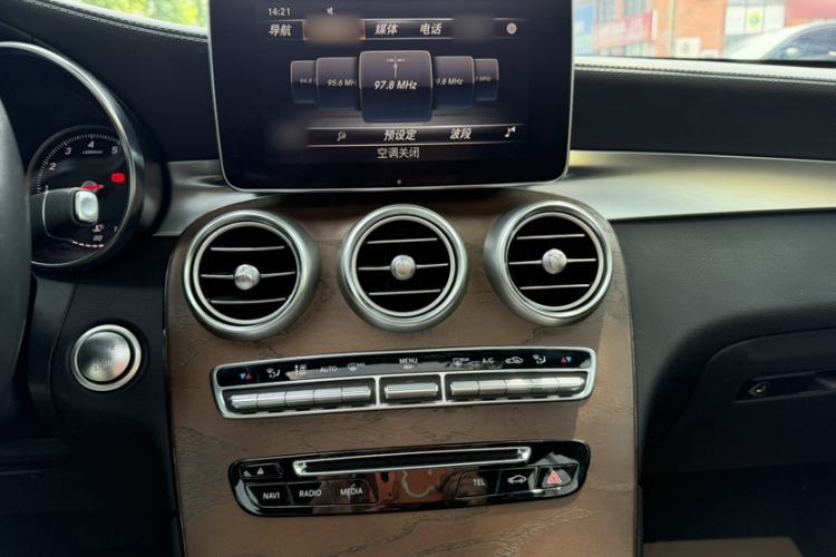 Used Mercedes-Benz GLC 2017 GLC 300 4MATIC Luxury Model Interior 8