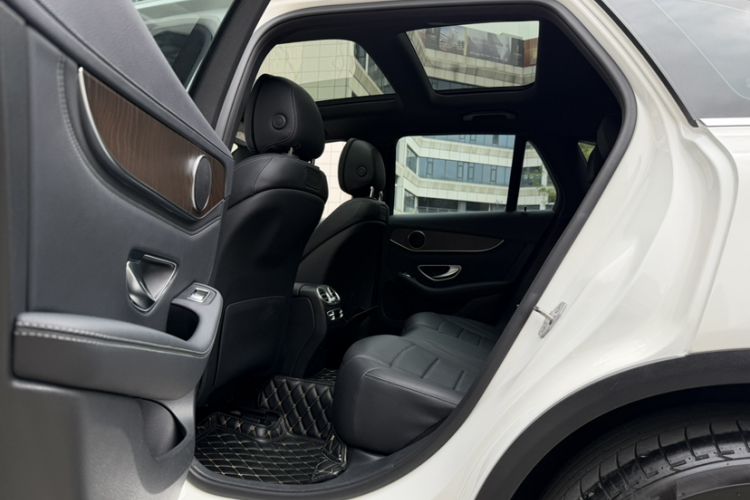 Used Mercedes-Benz GLC 2017 GLC 300 4MATIC Sport Edition Interior 9