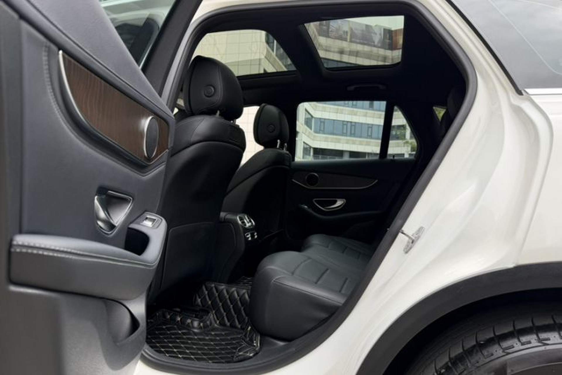 Used Mercedes-Benz GLC 2017 GLC 300 4MATIC Sport Edition Interior 9