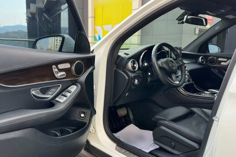 Used Mercedes-Benz GLC 2017 GLC 260 4MATIC Luxury Model Interior 9