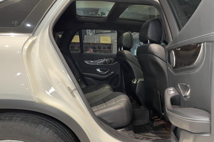 Used Mercedes-Benz GLC 2017 GLC 260 4MATIC Luxury Model Interior 9