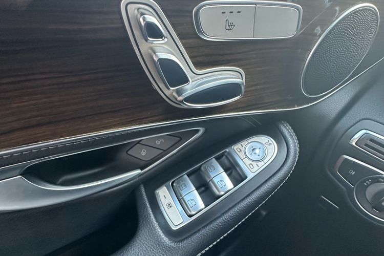Used Mercedes-Benz GLC 2017 GLC 260 4MATIC Dynamic Edition Interior 9