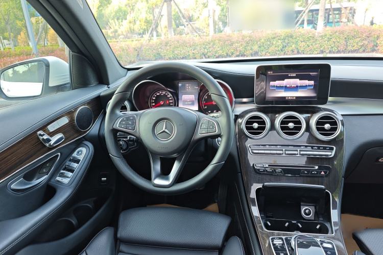 Used Mercedes-Benz GLC 2017 GLC 260 4MATIC Luxury Model Interior 9