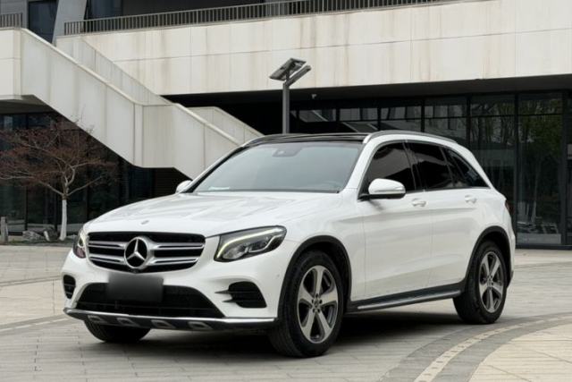 Ojetý Mercedes-Benz GLC 2017 GLC 260 4MATIC Luxury Model