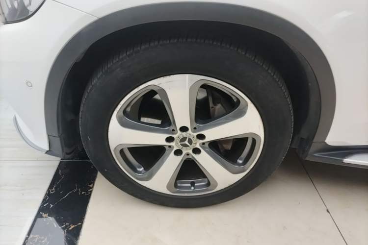 Used Mercedes-Benz GLC 2017 GLC 300 4MATIC Sport Edition Left Front Wheel Hub