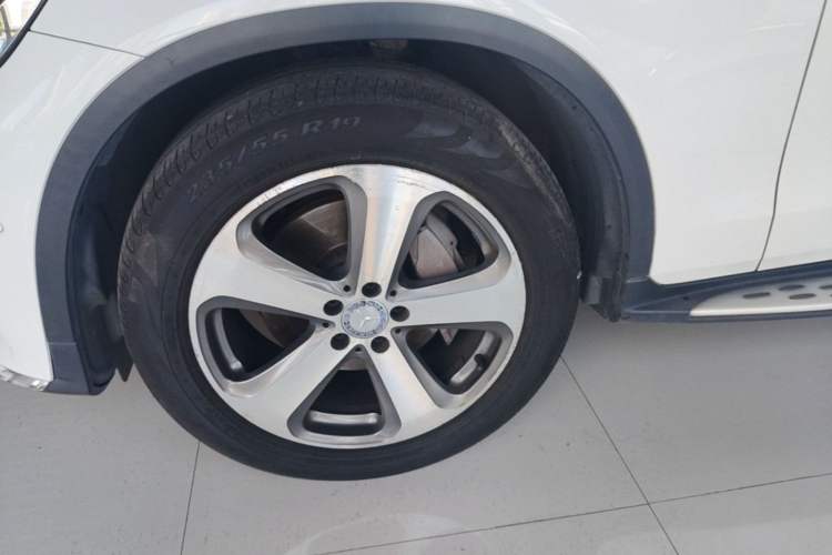 Used Mercedes-Benz GLC 2017 GLC 300 4MATIC Sport Edition Left Front Wheel Hub