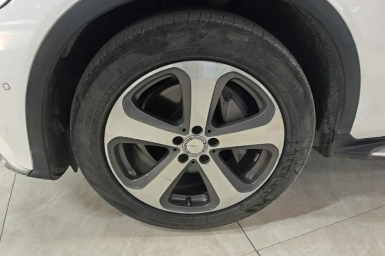 Used Mercedes-Benz GLC 2017 GLC 300 4MATIC Sport Edition Left Front Wheel Hub