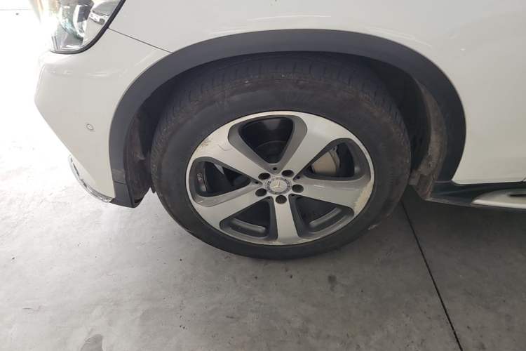 Used Mercedes-Benz GLC 2017 GLC 300 4MATIC Sport Edition Left Front Wheel Hub