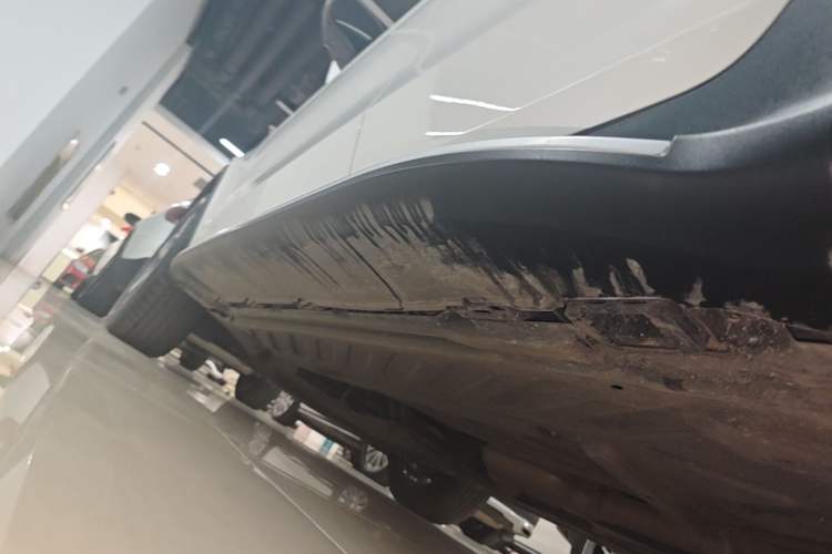 Used Mercedes-Benz GLC 2017 GLC 300 4MATIC Sport Edition Left Side Sill