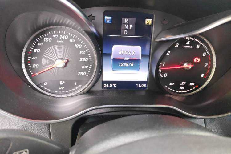 Used Mercedes-Benz GLC 2017 GLC 300 4MATIC Sport Edition Odometer Close Up