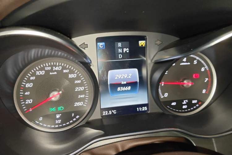Used Mercedes-Benz GLC 2017 GLC 260 4MATIC Luxury Model Odometer Close Up