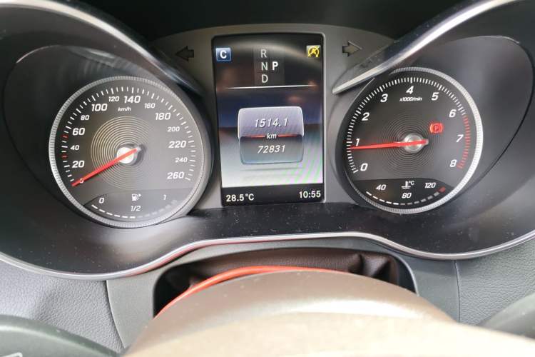 Used Mercedes-Benz GLC 2017 GLC 260 4MATIC Dynamic Edition Odometer Close Up