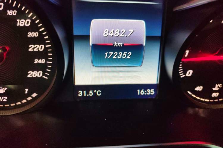Used Mercedes-Benz GLC 2017 GLC 260 4MATIC Luxury Model Odometer Close Up
