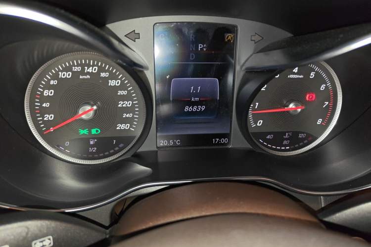 Used Mercedes-Benz GLC 2017 GLC 260 4MATIC Luxury Model Odometer Close Up
