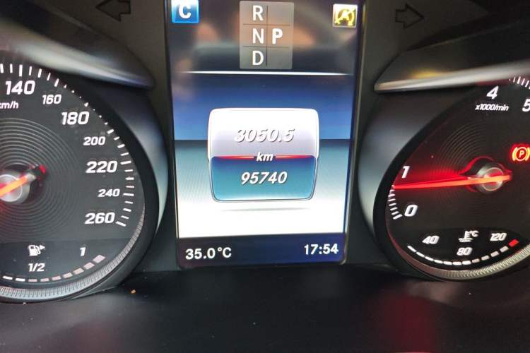 Used Mercedes-Benz GLC 2017 GLC 300 4MATIC Sport Edition Odometer Close Up