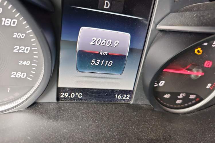 Used Mercedes-Benz GLC 2017 GLC 260 4MATIC Luxury Model Odometer Close Up