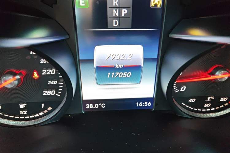 Used Mercedes-Benz GLC 2017 GLC 260 4MATIC Luxury Model Odometer Close Up
