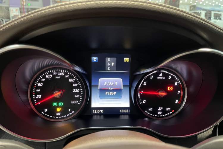 Used Mercedes-Benz GLC 2017 GLC 260 4MATIC Luxury Model Odometer Close Up