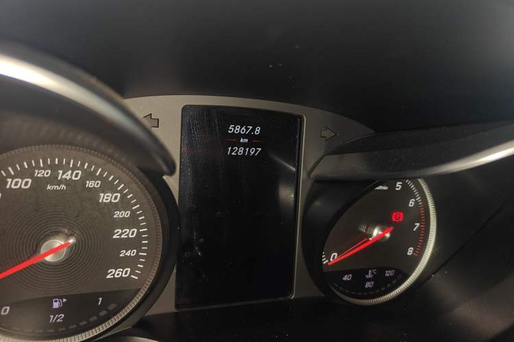Used Mercedes-Benz GLC 2017 GLC 260 4MATIC Luxury Model Odometer Close Up