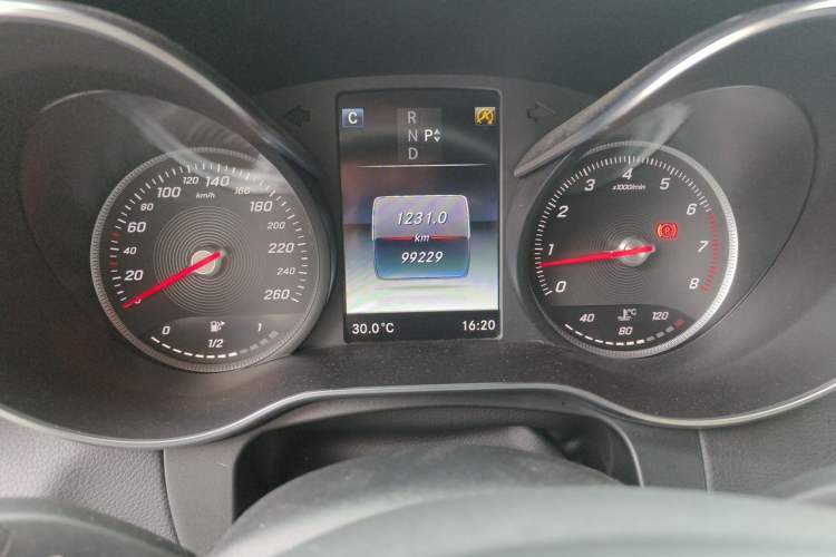 Used Mercedes-Benz GLC 2017 GLC 260 4MATIC Dynamic Edition Odometer Close Up