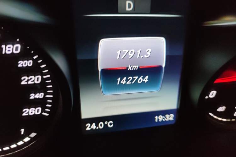 Used Mercedes-Benz GLC 2017 GLC 260 4MATIC Luxury Model Odometer Close Up