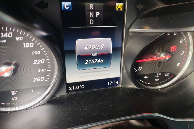 Used Mercedes-Benz GLC 2017 GLC 260 4MATIC Luxury Model Odometer Close Up