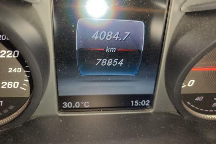 Used Mercedes-Benz GLC 2017 GLC 260 4MATIC Luxury Model Odometer Close Up