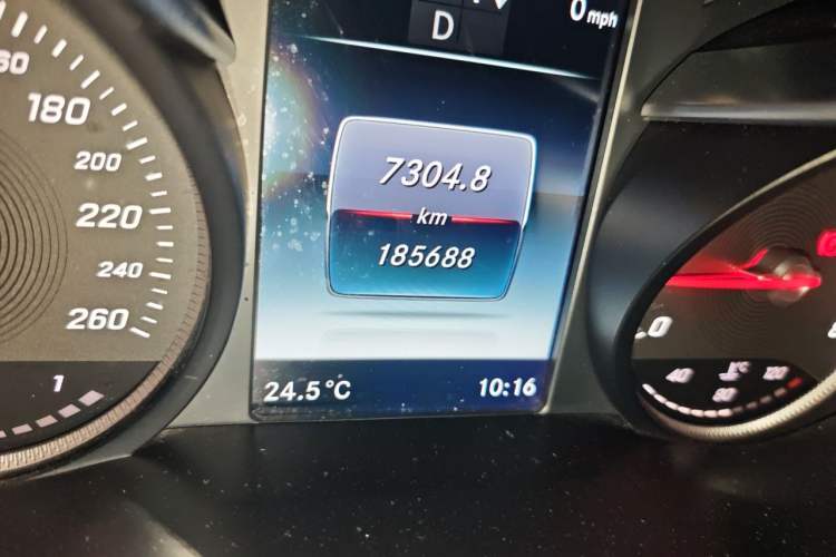 Used Mercedes-Benz GLC 2017 GLC 260 4MATIC Luxury Model Odometer Close Up