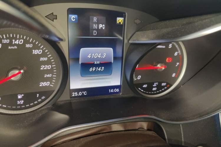Used Mercedes-Benz GLC 2017 GLC 300 4MATIC Luxury Model Odometer Close Up