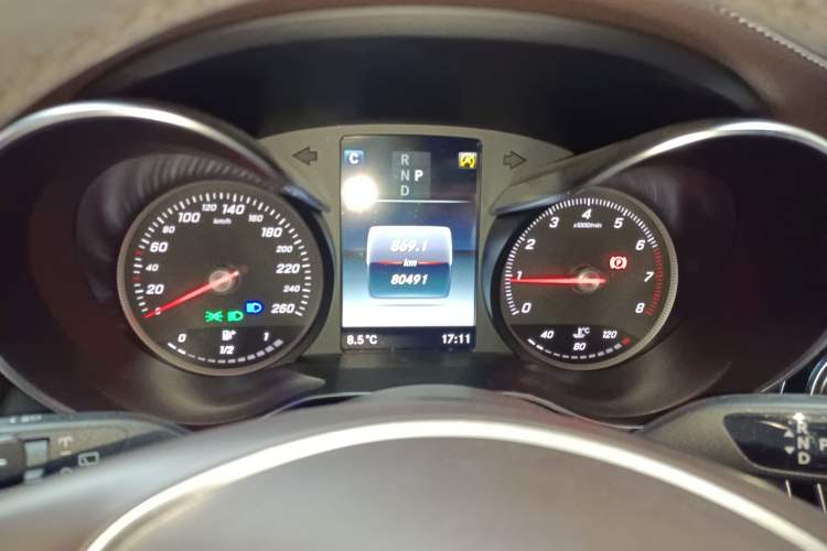 Used Mercedes-Benz GLC 2017 GLC 260 4MATIC Luxury Model Odometer Close Up