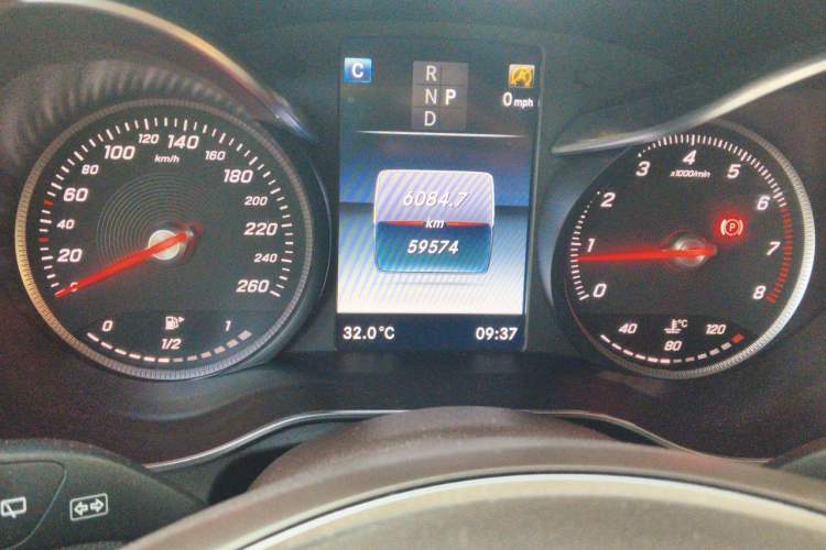 Used Mercedes-Benz GLC 2017 GLC 260 4MATIC Luxury Model Odometer Close Up