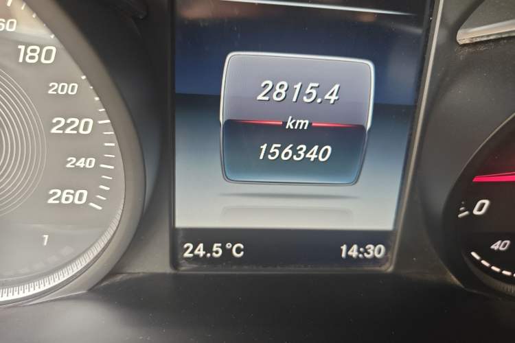 Used Mercedes-Benz GLC 2017 GLC 260 4MATIC Luxury Model Odometer Close Up