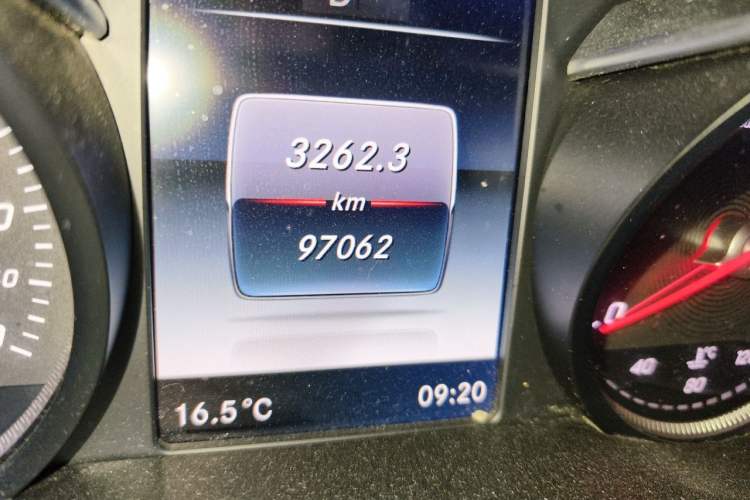 Used Mercedes-Benz GLC 2017 GLC 260 4MATIC Dynamic Edition Odometer Close Up