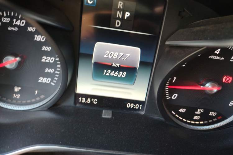 Used Mercedes-Benz GLC 2017 GLC 260 4MATIC Dynamic Edition Odometer Close Up