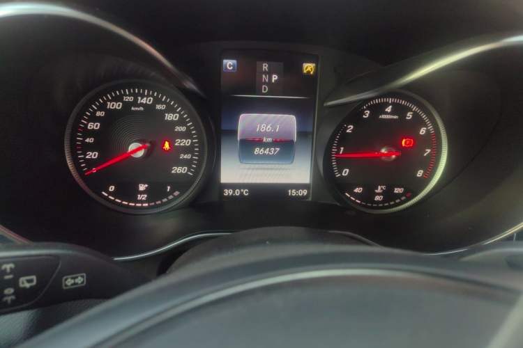 Used Mercedes-Benz GLC 2017 GLC 260 4MATIC Dynamic Edition Odometer Close Up
