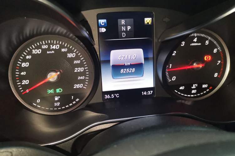 Used Mercedes-Benz GLC 2017 GLC 300 4MATIC Sport Edition Odometer Close Up