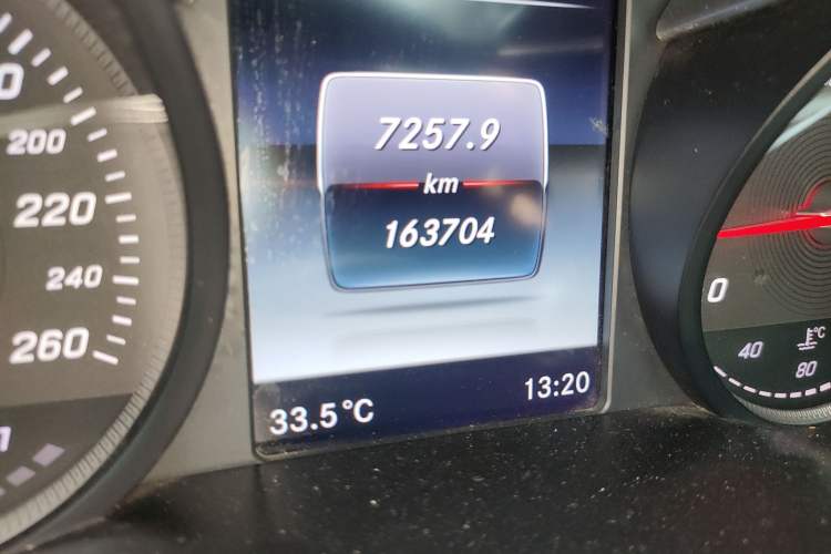 Used Mercedes-Benz GLC 2017 GLC 260 4MATIC Dynamic Edition Odometer Close Up