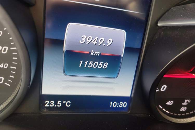 Used Mercedes-Benz GLC 2017 GLC 260 4MATIC Dynamic Edition Odometer Close Up