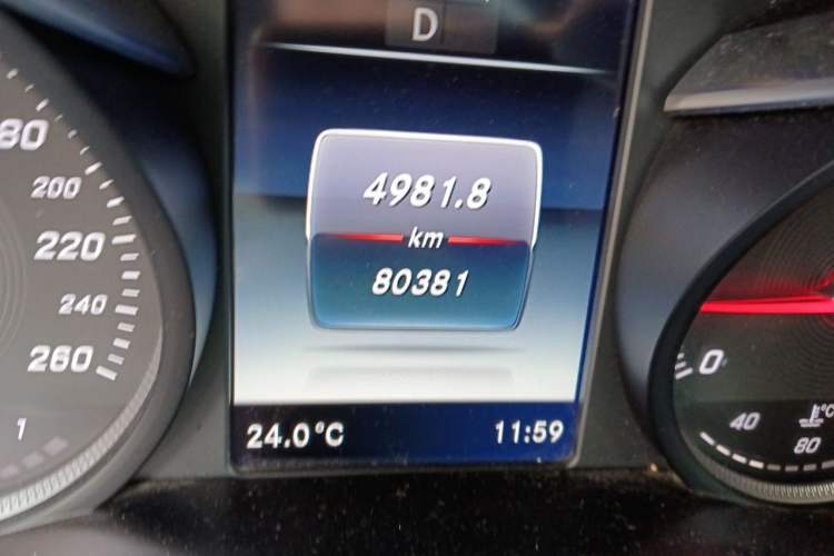 Used Mercedes-Benz GLC 2017 GLC 260 4MATIC Dynamic Edition Odometer Close Up