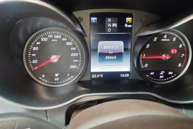 Used Mercedes-Benz GLC 2017 GLC 260 4MATIC Luxury Model Odometer Close Up