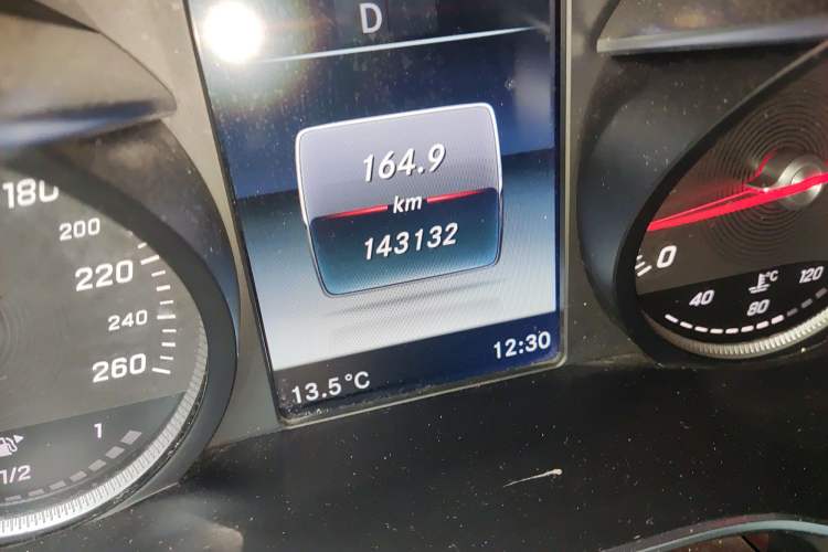 Used Mercedes-Benz GLC 2017 GLC 260 4MATIC Luxury Model Odometer Close Up