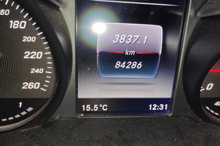 Used Mercedes-Benz GLC 2017 GLC 260 4MATIC Dynamic Edition Odometer Close Up