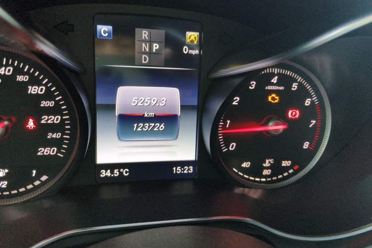 Used Mercedes-Benz GLC 2017 GLC 260 4MATIC Dynamic Edition Odometer Close Up