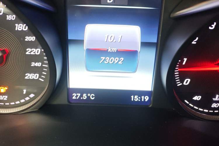 Used Mercedes-Benz GLC 2017 GLC 260 4MATIC Luxury Model Odometer Close Up
