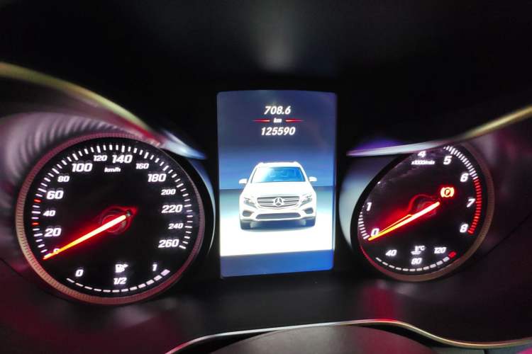 Used Mercedes-Benz GLC 2017 GLC 260 4MATIC Dynamic Edition Odometer Close Up
