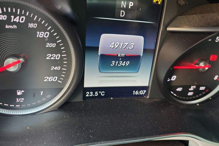 Used Mercedes-Benz GLC 2017 GLC 260 4MATIC Dynamic Edition Odometer Close Up