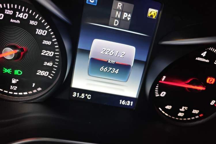 Used Mercedes-Benz GLC 2017 GLC 260 4MATIC Dynamic Edition Odometer Close Up