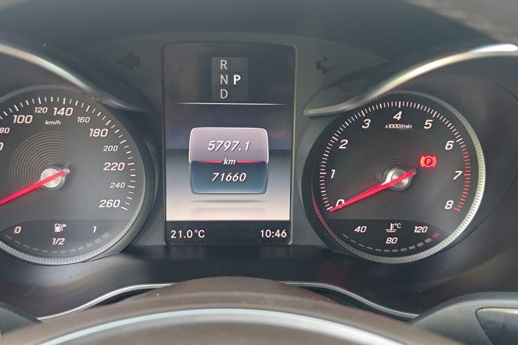 Used Mercedes-Benz GLC 2017 GLC 200 4MATIC Odometer Close Up