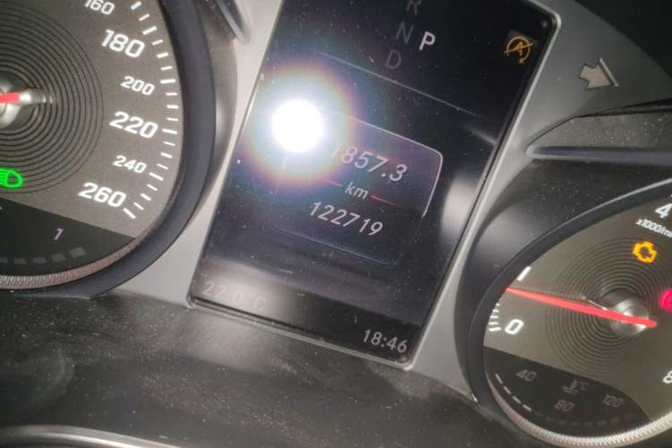 Used Mercedes-Benz GLC 2017 GLC 260 4MATIC Dynamic Edition Odometer Close Up